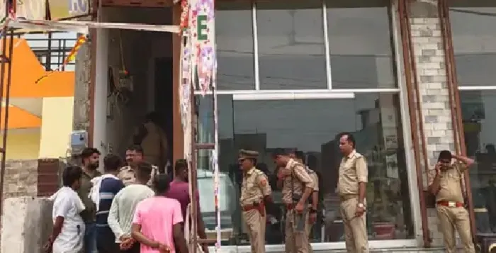 अलीगढ़ : लव-जिहाद पर बजरंगदल ने काटा हंगामा…जानें क्या है मामला