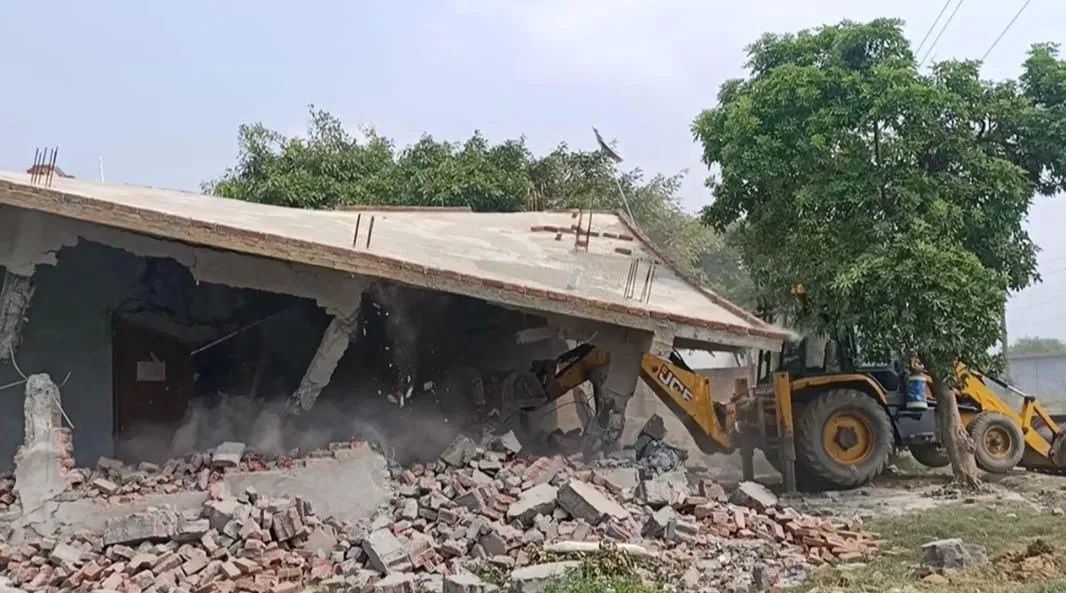 अवैध निर्माण पर चला एमडीए का बुलडोजर