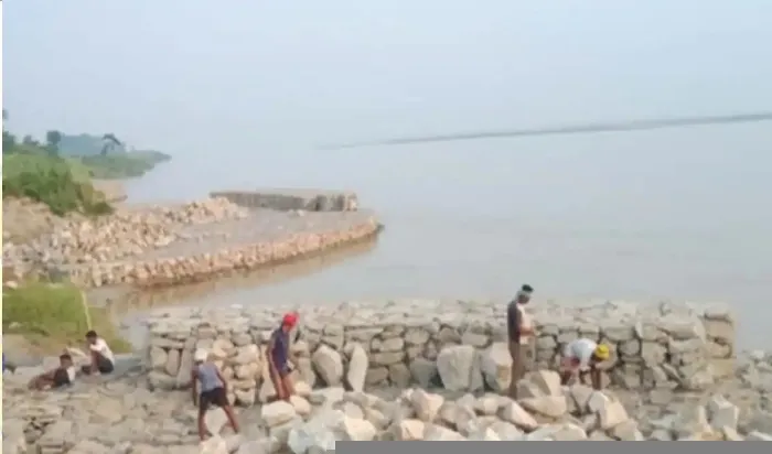 कुशीनगर में पांच हजार की आबादी गंडक के निशाने पर, रेता वासियों की अटकी सांसें