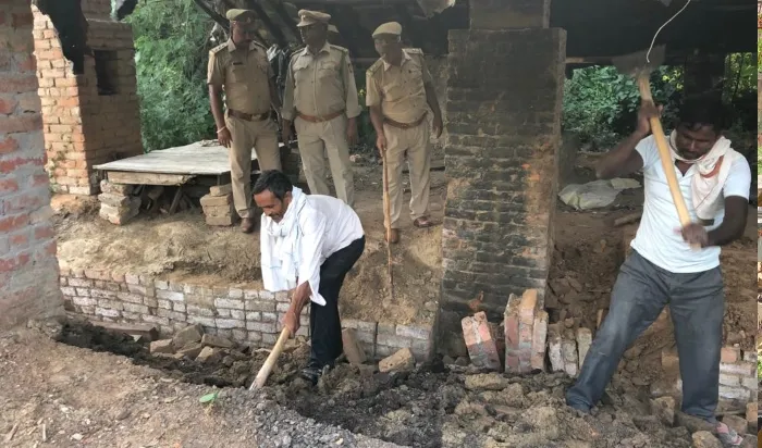 अयोध्या: एसटीएफ प्रभारी ने अवैध आरा मशीनों पर मारा छापा, मचा हड़कंप