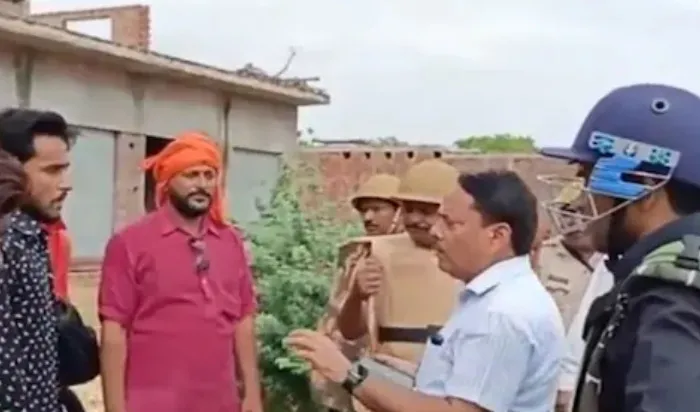कन्नौज में हुए बवाल पर हिंदू संगठनों ने मीट की दुकान में लगाई आग, DM और ACP गए हटाए