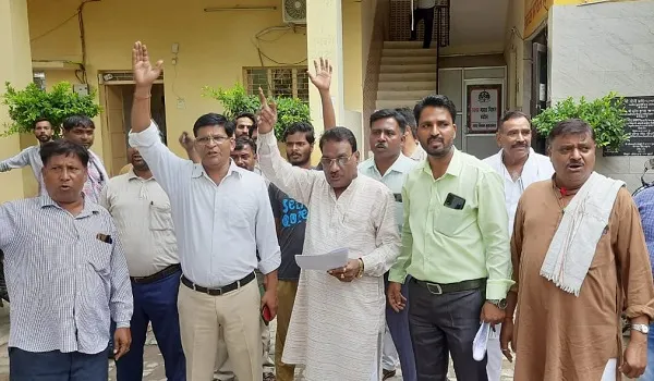 मुरादाबाद : पार्षद के पति भाजपा नेता ने निगम अधिकारी-कर्मचारी को धमकाया, उठी गिरफ्तारी की मांग