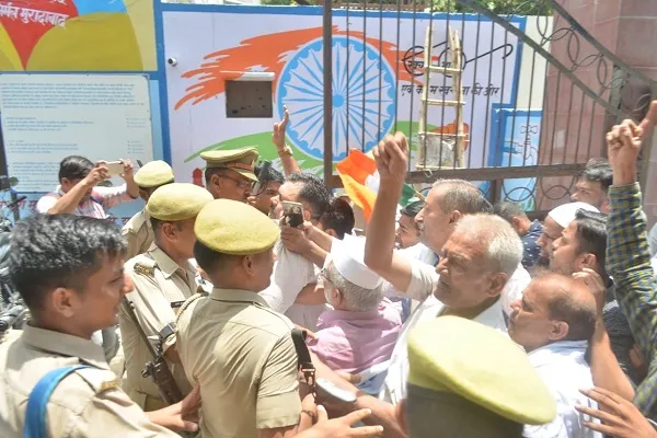मुरादाबाद : कलेक्ट्रेट में पुलिस व कांग्रेसियों के बीच धक्का मुक्की से मची अफरातफरी