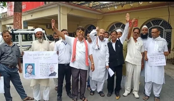 मुरादाबाद : लोकतंत्र मोर्चा ने उठाई विधायक-सांसद के वेतन भत्ता और पेंशन खत्म करने की मांग