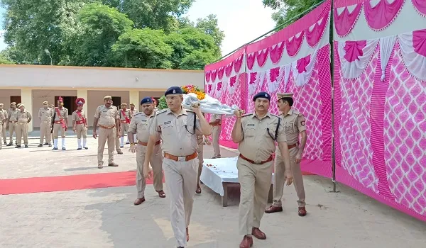 मुरादाबाद : कांस्टेबल ने उपचार के दौरान तोड़ा दम, पुलिस लाइन में दी गई सलामी