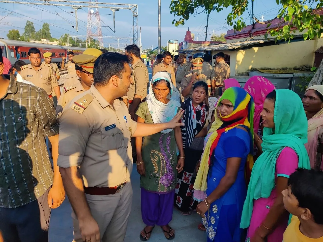 घटना स्थल पर भीड़