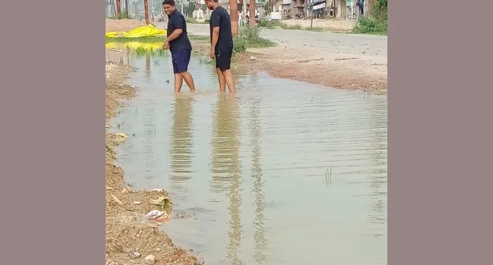 अयोध्या: कुमारगंज बाजार में संकट बना जलभराव, लोगों को परेशानियों का करना पड़ रहा सामना