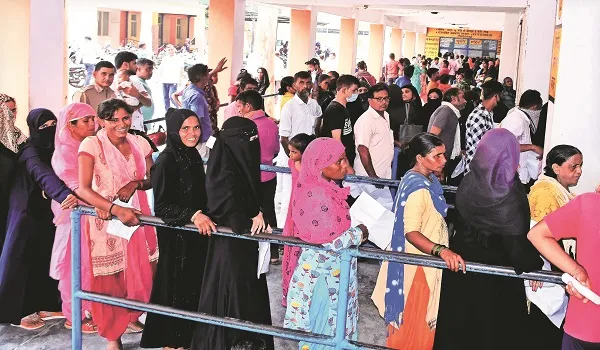 मुरादाबाद : मौसम बदलने से लोग हो रहे वायरल इंफेक्शन के शिकार, चिकित्सकों ने दी सावधानी बरतने की सलाह