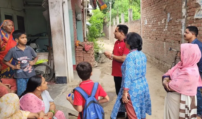 उन्नाव: बारिश में बीमारियों से बचने के लिए जिला मलेरिया अधिकारी ने ग्रामीणों को दी जानकारी