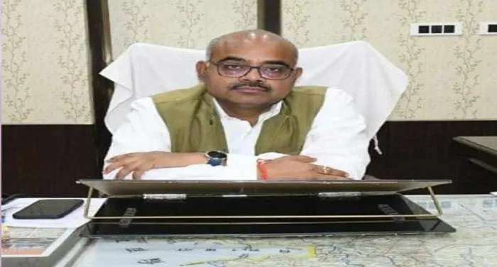 देवरिया: जिलाधिकारी ने दो अभियंताओं का वेतन रोकने का दिया निर्देश, लापरवाही बरतने वाले अधिकारी पर होगी सख्त कार्रवाई
