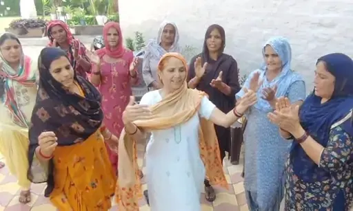 जीत पर झूमती नीरज की मां, चाची और गांव की अन्य महिलाएं