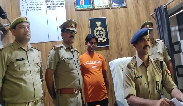 मुरादाबाद : पत्नी को फंसाने के लिए क्लीनिक में हिस्ट्रीशीटर से रखवाया चरस, गिरफ्तार