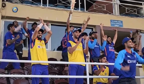 Video : सीरीज जीतने के बाद टीम इंडिया का ड्रेसिंग रूम में जबरदस्त जश्न, बल्ला लहराकर नाचे श्रेयस अय्यर