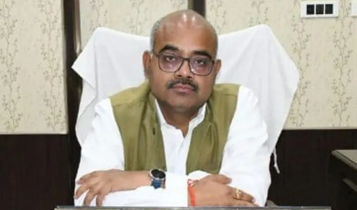 देवरिया: डीएम के औचक निरीक्षण में विभागों में अनुपस्थित मिले 23 कर्मचारी, वेतन काटने के दिए निर्देश