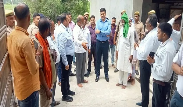 संभल : डीएम-एसपी ने किया मंदिर परिसर का निरीक्षण, कांवड़ियों की सुरक्षा को लेकर मंदिरों के बाहर पुलिस तैनात