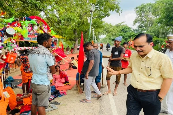 अमरोहा : डीएम ने कांवड़ियों से बातचीत कर जाना उनका हालचाल