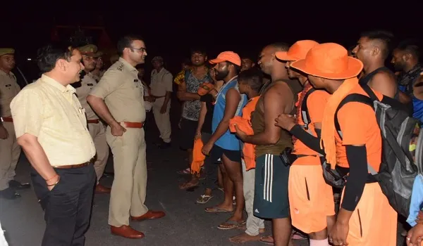 अमरोहा : कांवड़ियों की सुरक्षा व्यवस्था को लेकर हाईवे पर घूमे डीएम-एसपी, जाना हालचाल