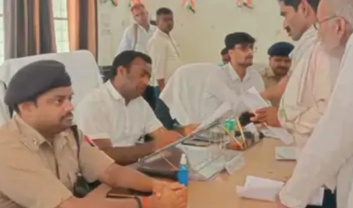 अयोध्या: लापरवाह लेखपालों को डीएम ने लगाई फटकार