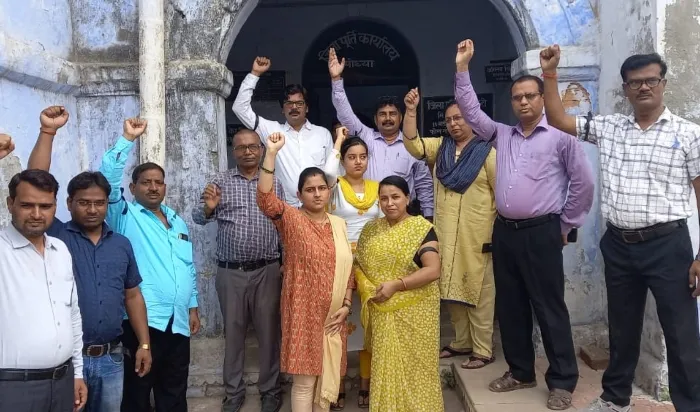 अयोध्या: निंदा प्रस्ताव पारित कर DSO दफ्तर पर प्रदर्शन, कार्रवाई की मांग