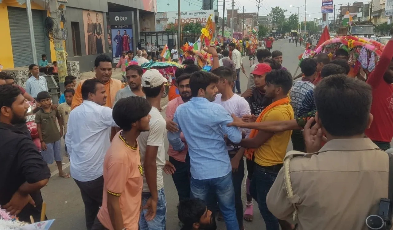 थूकने और पत्थर फेंकने पर भड़के कांवड़िए 1