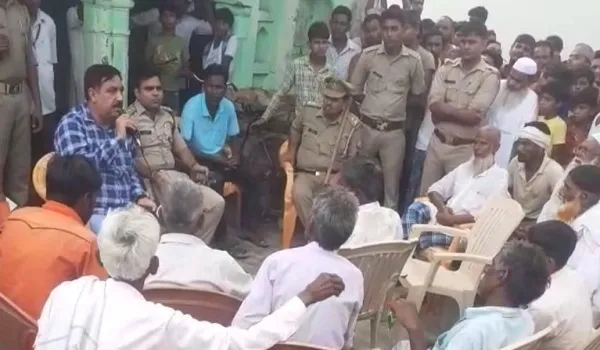 मुरादाबाद : मुस्लिम पक्ष ने इब्राहिमपुर में चारपाई डालकर रोकी कांवड़ियों की राह, गांव में तनाव का माहौल