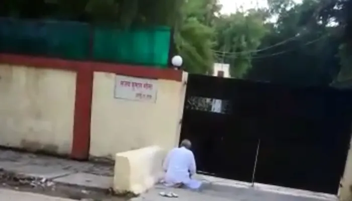 गोरखपुर: सीडीओ रेजिडेंस गेट पर बुजुर्ग ने पढ़ा नमाज, वीडियो हुआ वायरल