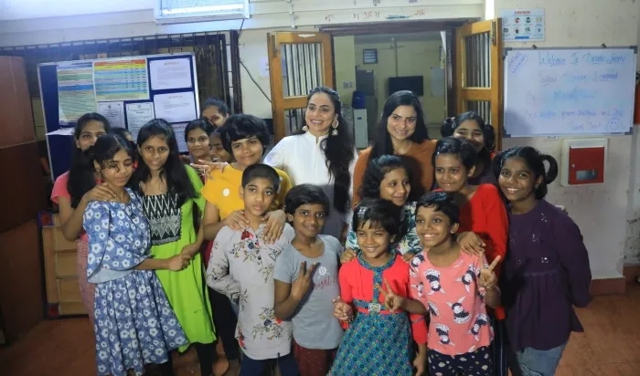 केक काटकर बच्चों के साथ मस्ती करते हुए निकिता रावल ने मनाया अपना जन्मदिन