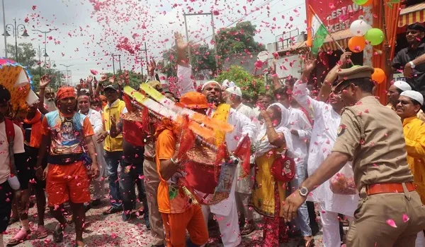 मुरादाबाद : एकता की मिसाल! मुस्लिम समुदाय ने कांवड़ियों पर पुष्प वर्षा कर किया स्वागत