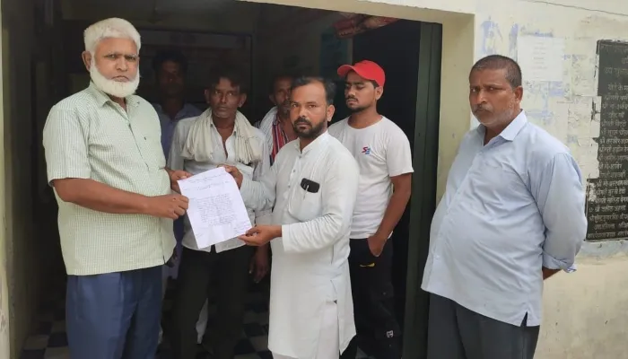 बहराइच: गर्मी में भी नगर के मोहल्लों में बाधित है पेयजल सप्लाई, नगर पंचायत को सौंपा ज्ञापन