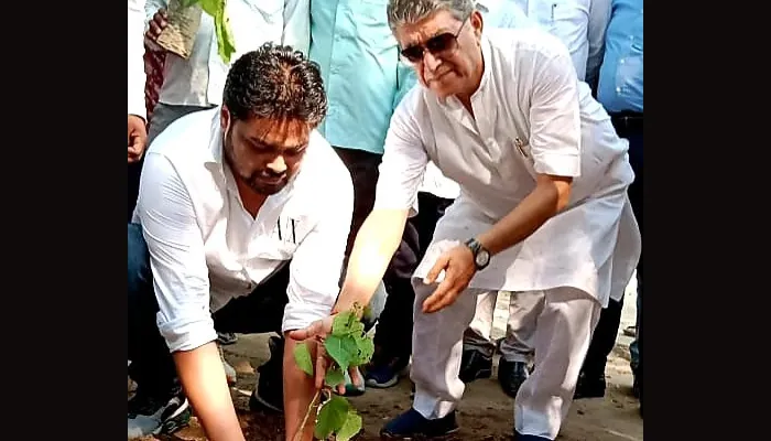 अयोध्या: विधायक और प्रमुख ने ब्लॉक परिसर में किया पौधरोपण
