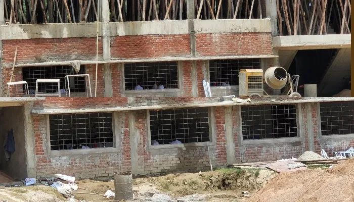 बहराइच: प्राइवेट स्कूल में नीचे के भवन में चल रही पढ़ाई, ऊपर चल रहा निर्माण, हादसे की आशंका