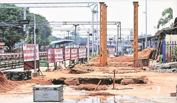 मुरादाबाद : फुटओवर ब्रिज के लिए अभी करना होगा डेढ़ माह इंतजार, 900 मीटर से अधिक पैदल चलने को यात्री मजबूर