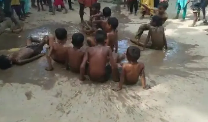 अयोध्या: बरसात के लिए पारंपरिक टोटकों का सहारा ले रहे किसान, बच्चो ने भगवान से लगायी बारिश की गुहार