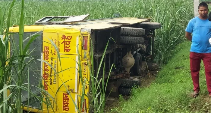 अयोध्या: बिना फिटनेस चल रही स्कूल की बस पलटी, 7 बच्चे घायल