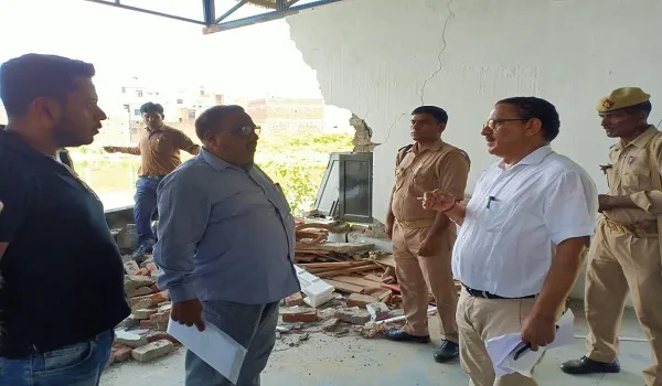 मुरादाबाद : जांच के दौरान उपजिलाधिकारी बिलारी मुख्यालय से संबद्ध