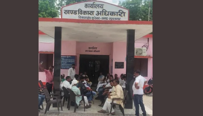 सुल्तानपुर में भड़के प्रधान, ब्लाक गेट पर जड़ा ताला, धरने पर बैठे