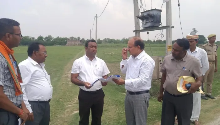 अयोध्या: जिलाधिकारी ने भूमि विकास योजना के तहत बरेहटा मांझा की स्थिति का लिया जायजा