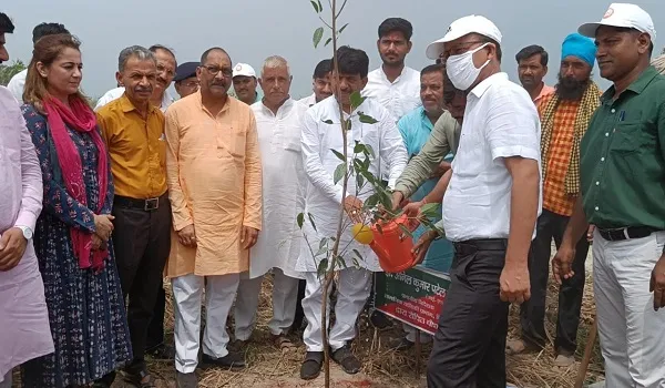 पौधरोपण कर बिजनौर की धरा को किया हरा-भरा, मंत्री कपिल देव अग्रवाल बोले, पेड़-पौधे हैं धरती के गहने