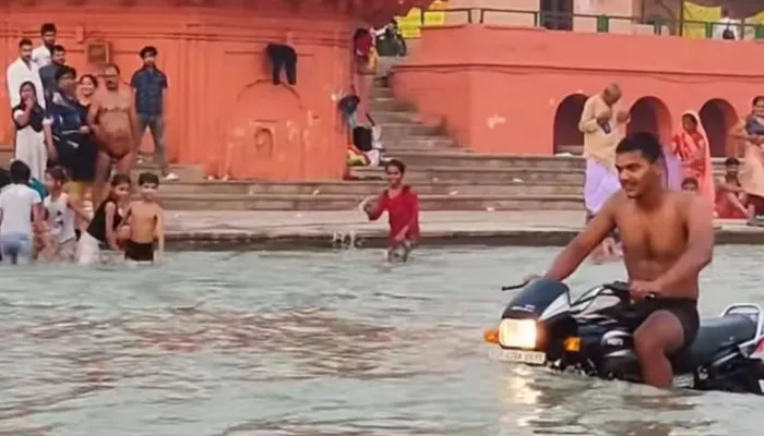 अयोध्या: राम की पैड़ी में बाइक से स्टंट करने वाले पर 8 हजार का जुर्माना, SSP प्रशांत वर्मा बोले- लापरवाह पुलिसकर्मियों पर होगा एक्शन