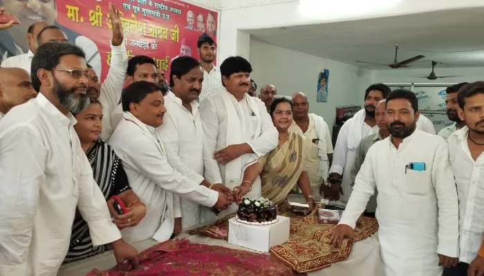 गोरखपुर: सपा के राष्ट्रीय अध्यक्ष का मनाया गया जन्मदिन, नेताओं व कार्यकर्ताओं ने दी बधाई