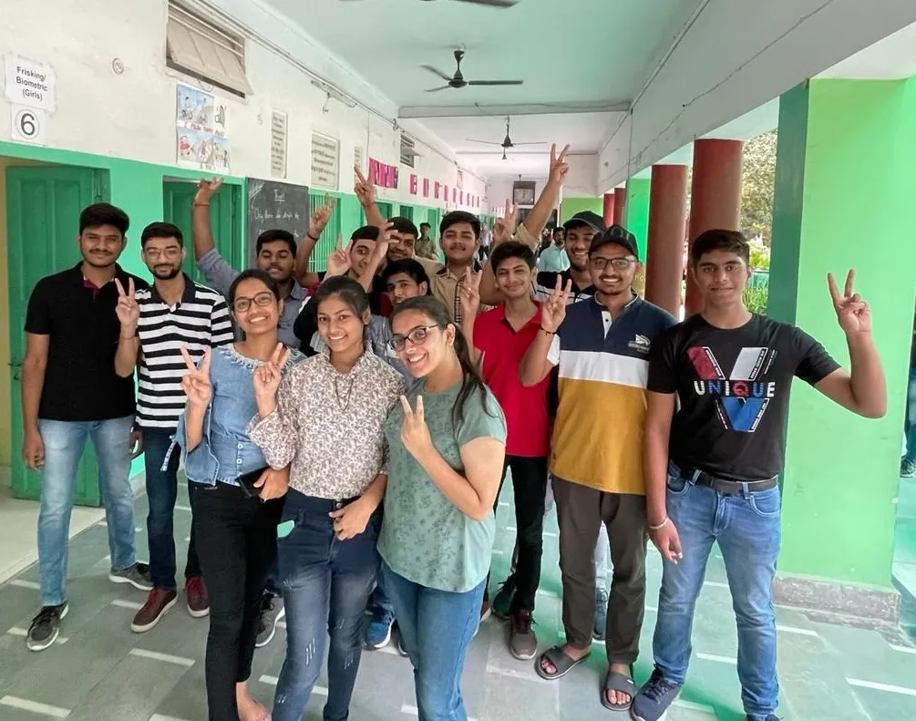 रिजल्ट घोषित होने पर खुशी मनाते केसीएम सिविल लाइंस के छात्र छात्राएं