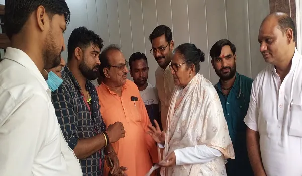 संभल : ‘रेलवे फाटकों पर अंडरपास बनाए जाएं’, राज्यमंत्री से मिलकर व्यापारियों ने सौंपा ज्ञापन