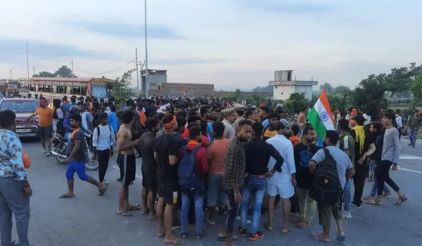 अमरोहा : रोडवेज बस की टक्कर से बाइक सवार दो कांवड़ियों की मौत, गुस्साए साथियों ने की तोड़फोड़