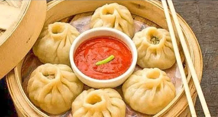 आगरा: मोमोज मांगने पर विक्रेता ने तेल फेंक कर और कलछी से मारकर किया युवकों पर हमला