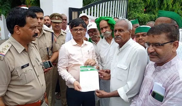 मुरादाबाद : विभिन्न मांगों को लेकर मंडलायुक्त कार्यालय पर गरजे किसान, राष्ट्रपति के नाम सौंपा ज्ञापन
