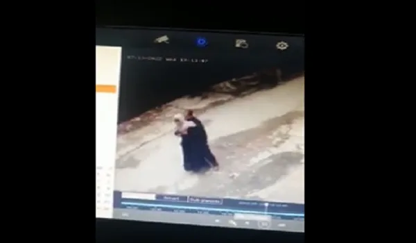 Video : अंधेरे में जा रही थी बुर्का पहने महिला, अचानक पीछे से आया शख्स और कर दी ये शर्मनाक हरकत