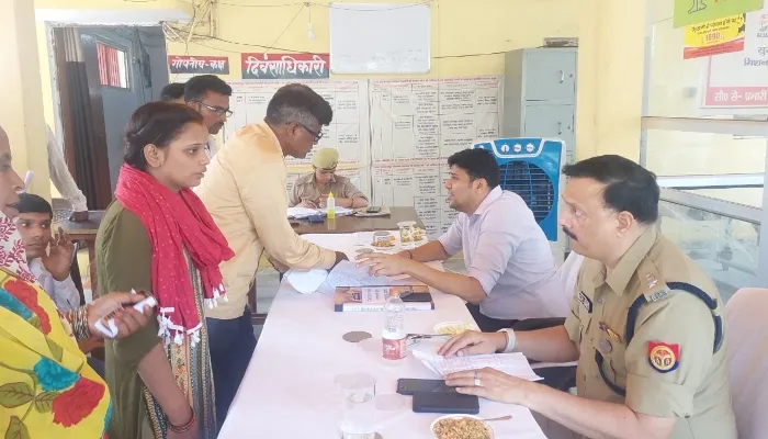 हरदोई: डीएम और एसपी के पहुंचते ही थाना समाधान दिवस पर उमडे़ फरियादी, 75 लोगों की सुनी शिकायतें