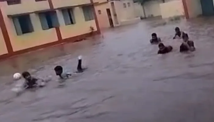 आगरा: एक ही बारिश से सरकारी स्कूल बना स्विमिंग पूल, ग्रामीणों ने कहा- विकास कार्यों की खुली पोल