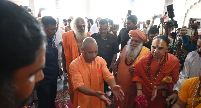 अयोध्या: रामलला का दर्शन कर सीएम ने परमहंस को दी श्रद्धांजलि