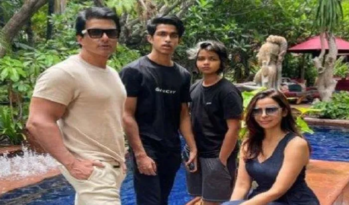 बैंकॉक में वेकेशन पर फैमिली संग पहुंचे सोनू सूद, देखें फोटो